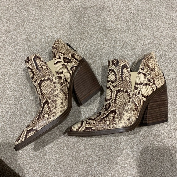 Vince Camuto snake print ankle boot size 6 - Picture 5 of 7